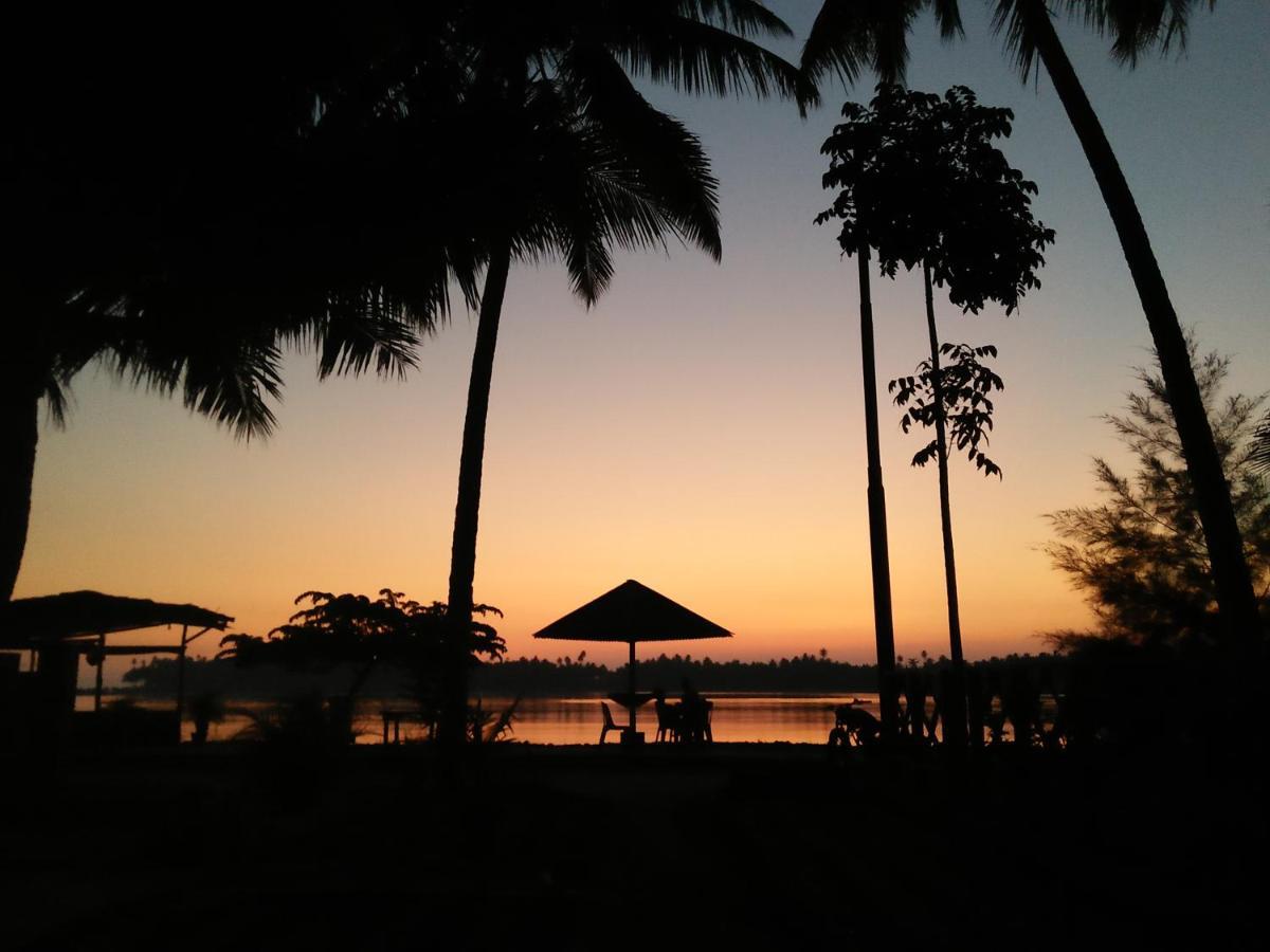 Salty Dog Hostel Telukdalem Ngoại thất bức ảnh